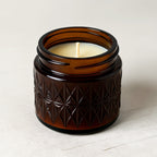Tiendalodama Cedarwood Musk Soy Candle — Tarro marrón oscuro con textura en relieve