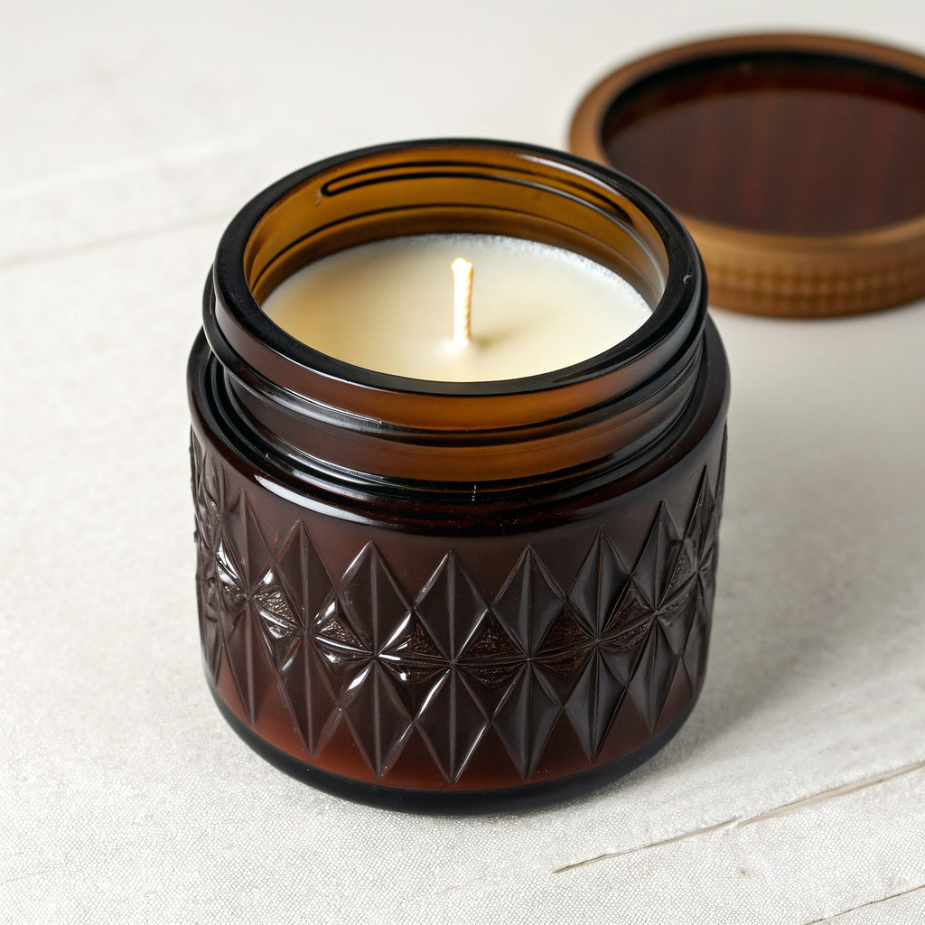 Tiendalodama Cedarwood Musk Soy Candle — Tarro marrón oscuro con textura en relieve