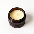 Tiendalodama Cedarwood Musk Soy Candle — Tarro marrón oscuro con textura en relieve