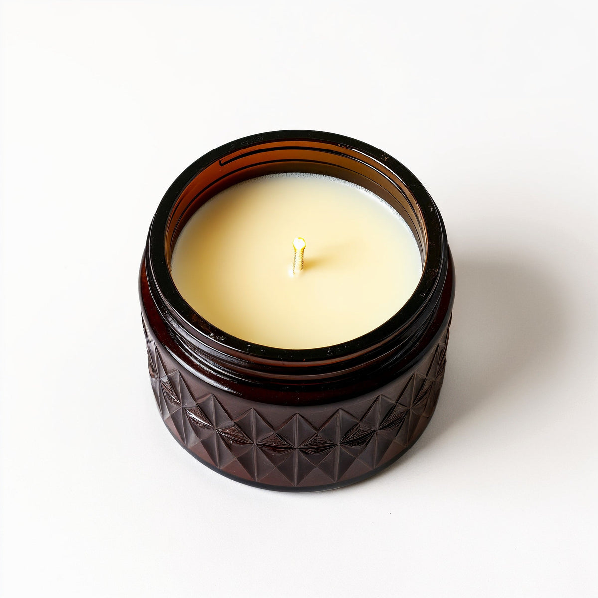 Tiendalodama Cedarwood Musk Soy Candle — Tarro marrón oscuro con textura en relieve