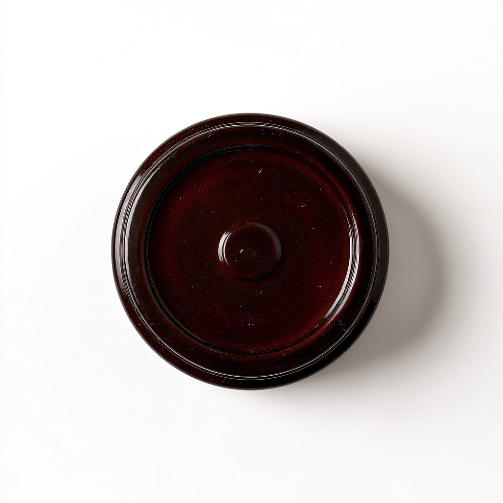 Tiendalodama Cedarwood Musk Soy Candle — Tarro marrón oscuro con textura en relieve