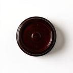 Tiendalodama Cedarwood Musk Soy Candle — Tarro marrón oscuro con textura en relieve