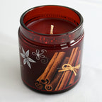 Vela de soja Cinnamon Spice — Tarro rojo oscuro con motivo de canela