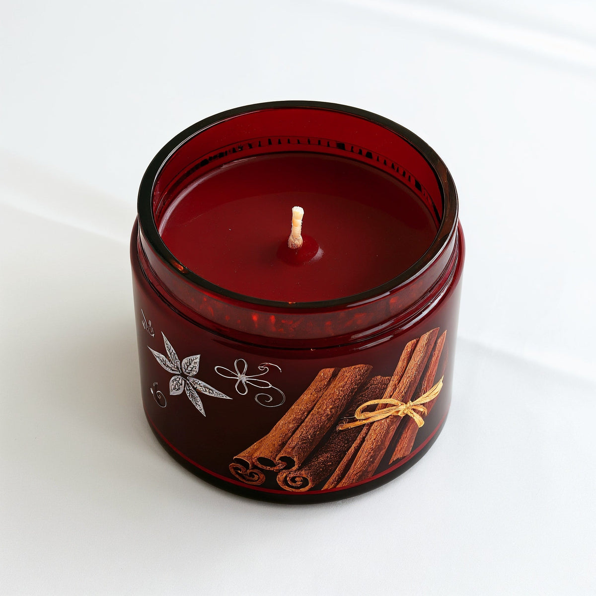 Vela de soja Cinnamon Spice — Tarro rojo oscuro con motivo de canela