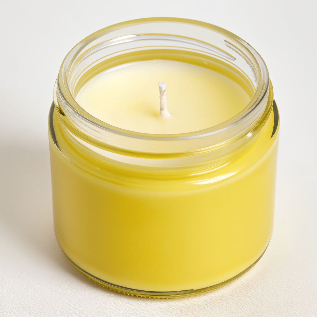 Tiendalodama Lemongrass Soy Candle — Tarro amarillo brillante con diseño minimalista