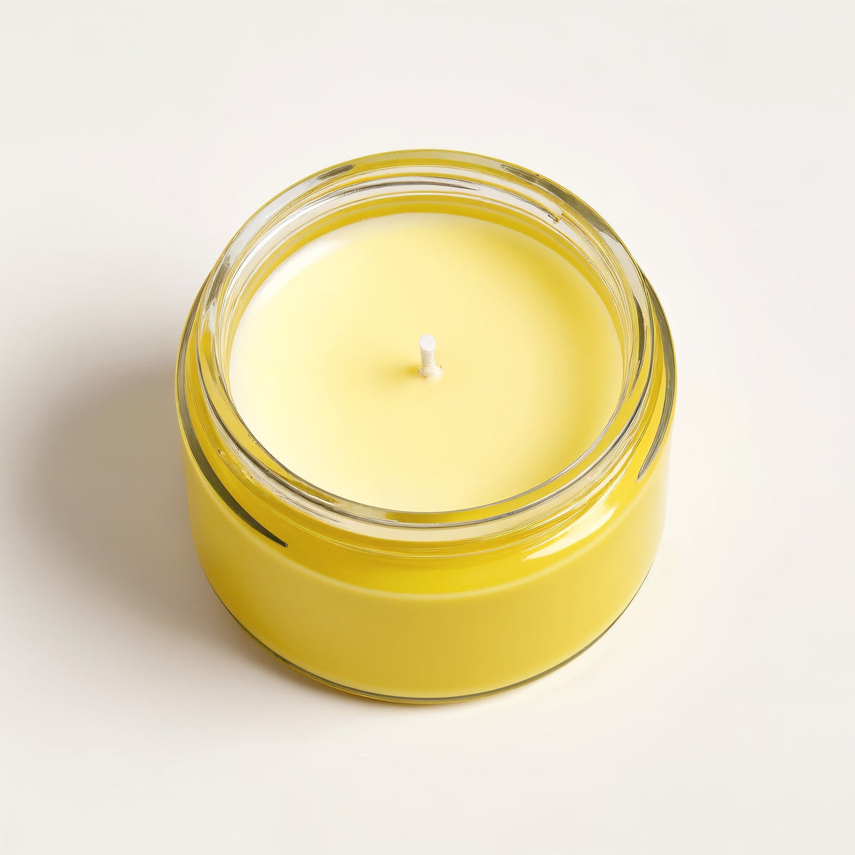 Tiendalodama Lemongrass Soy Candle — Tarro amarillo brillante con diseño minimalista
