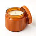 Vela de soja Ginger Spice de Tiendalodama — Tarro naranja con textura acanalada