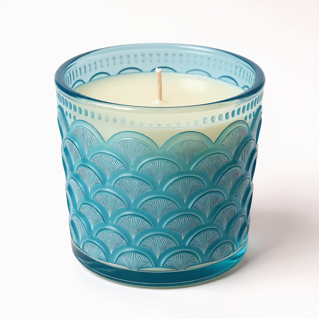 Vela de soja Ocean Mist de Tiendalodama en tarro de cristal azul con patrón de olas