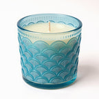 Vela de soja Ocean Mist de Tiendalodama en tarro de cristal azul con patrón de olas