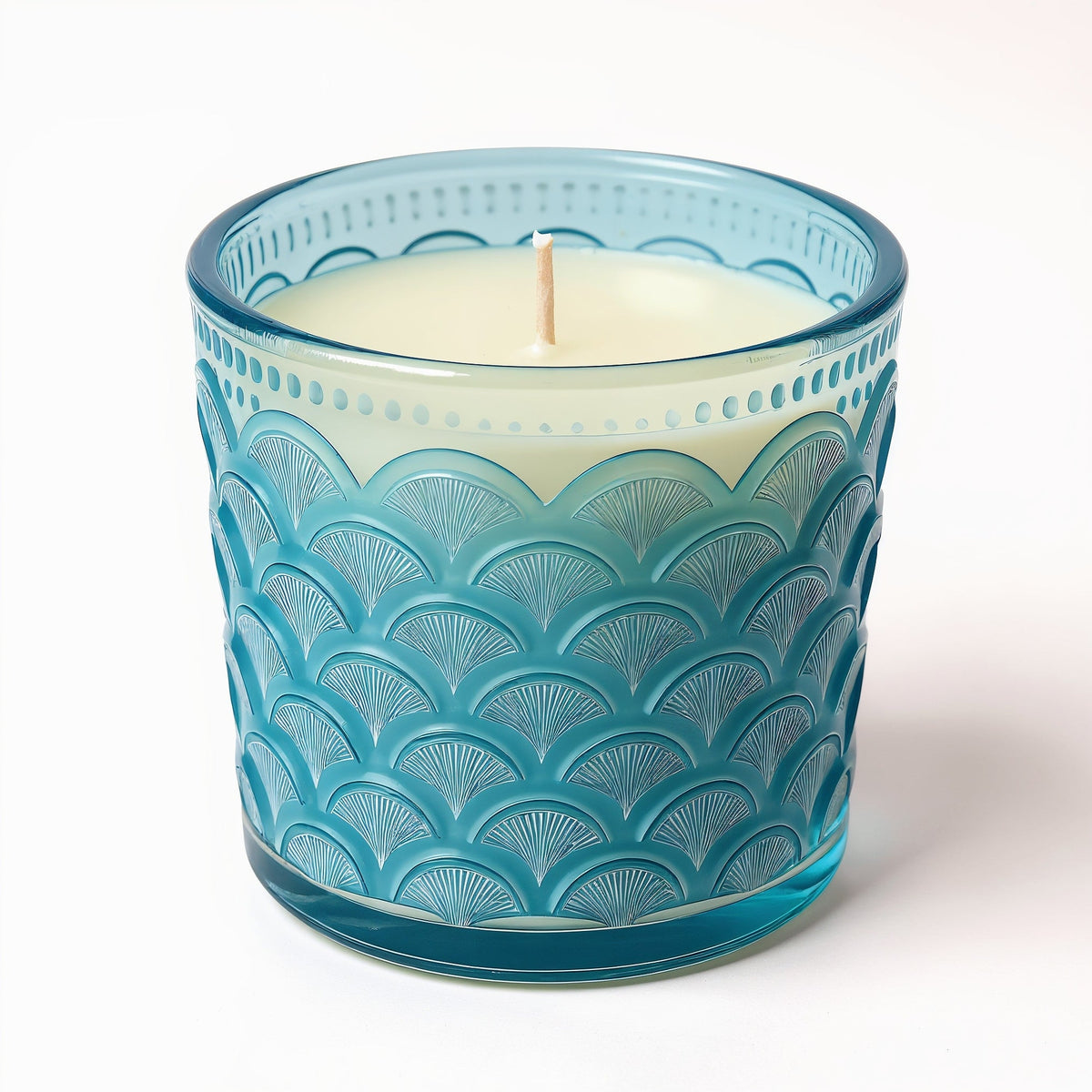 Vela de soja Ocean Mist de Tiendalodama en tarro de cristal azul con patrón de olas