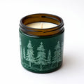 Vela de soja Pine Forest de Tiendalodama — Tarro verde oscuro con motivo de pino