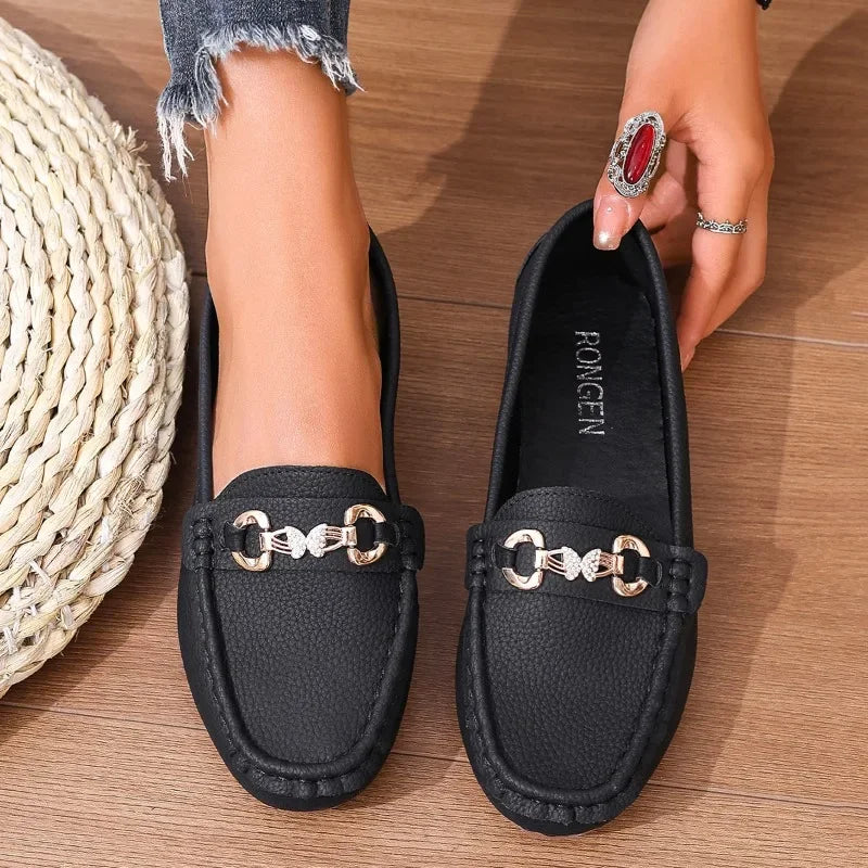Mocasines elegantes para mujer con detalle de cadena de cristal