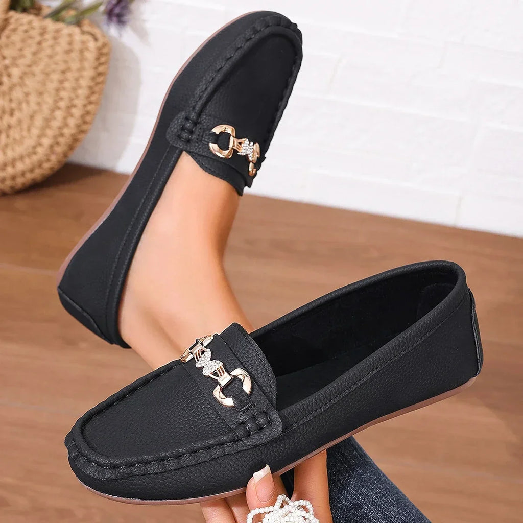 Mocasines elegantes para mujer con detalle de cadena de cristal