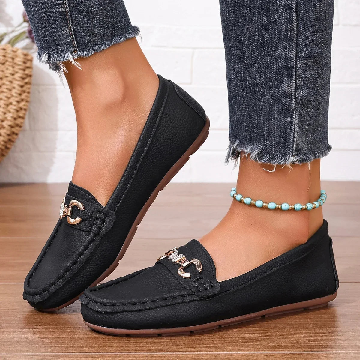 Mocasines elegantes para mujer con detalle de cadena de cristal