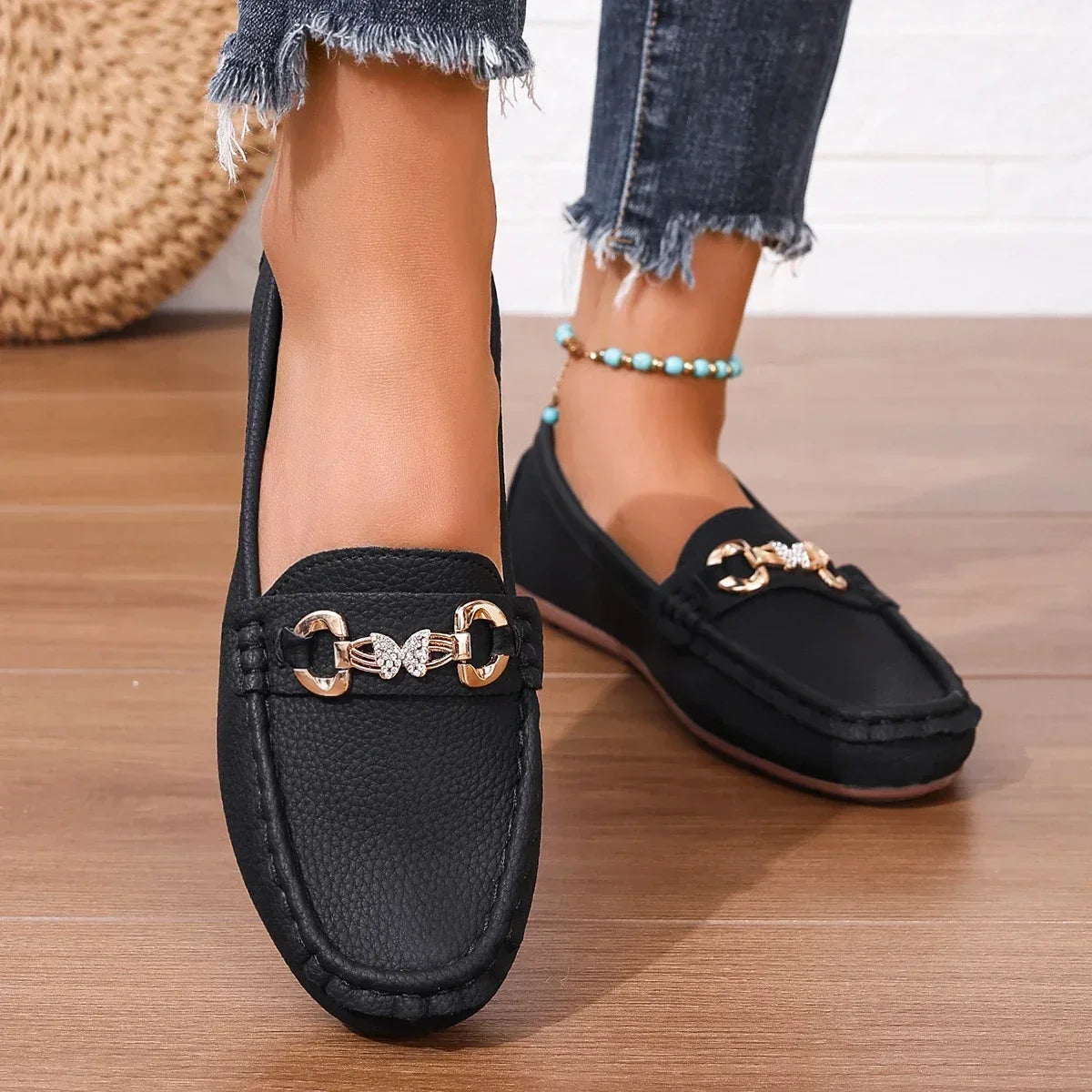 Mocasines elegantes para mujer con detalle de cadena de cristal