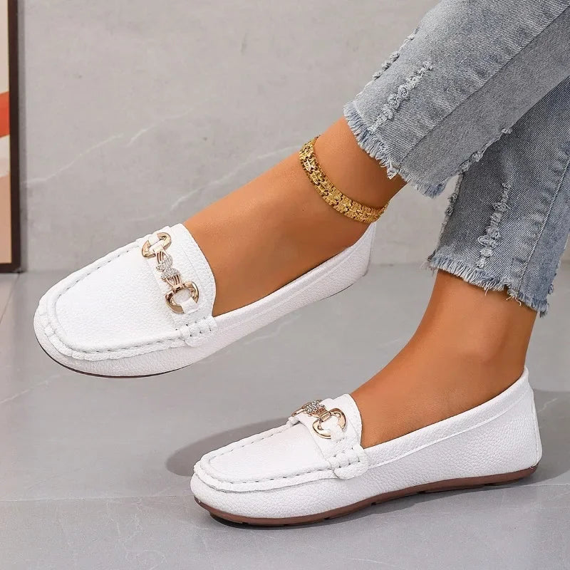 Mocasines elegantes para mujer con detalle de cadena de cristal