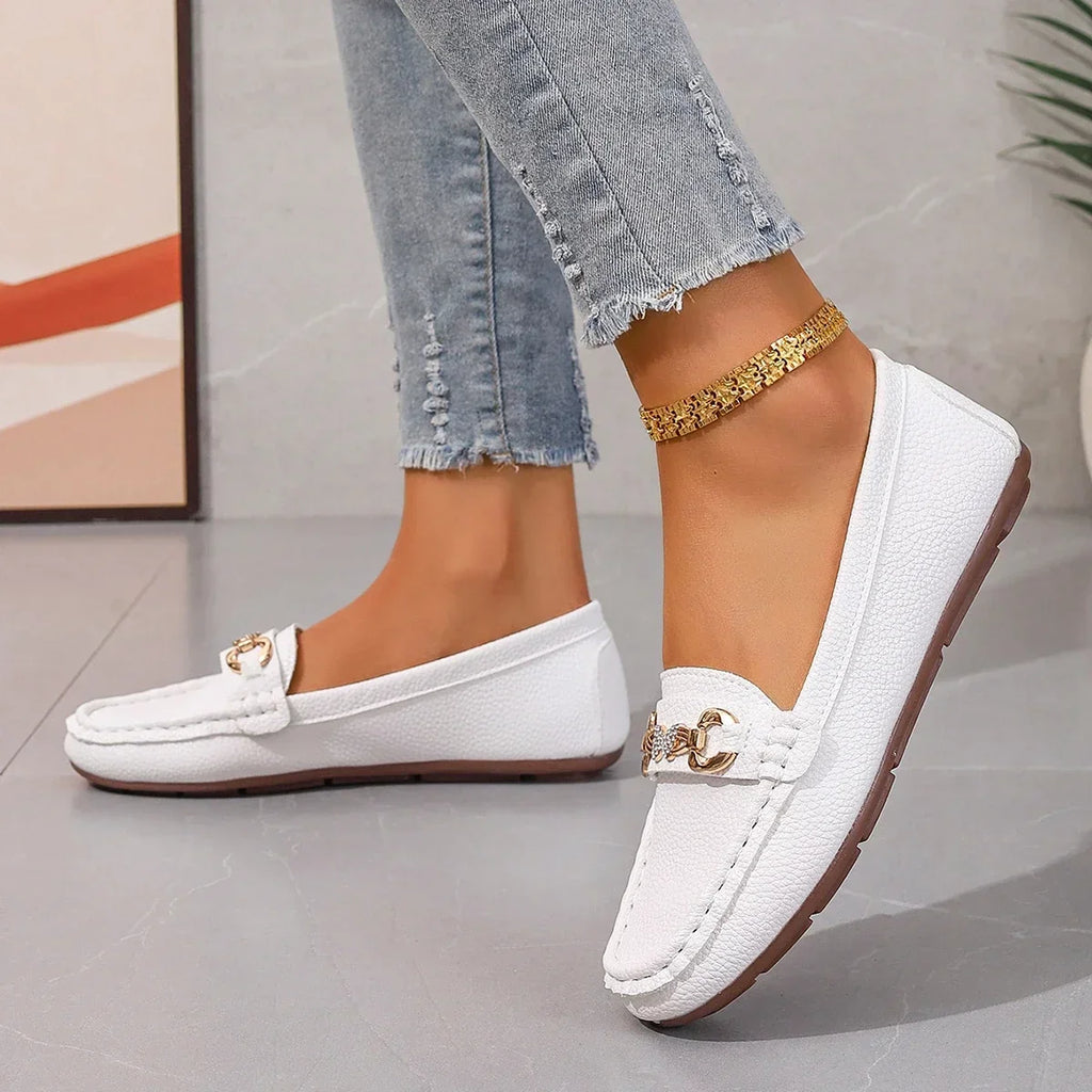 Mocasines elegantes para mujer con detalle de cadena de cristal