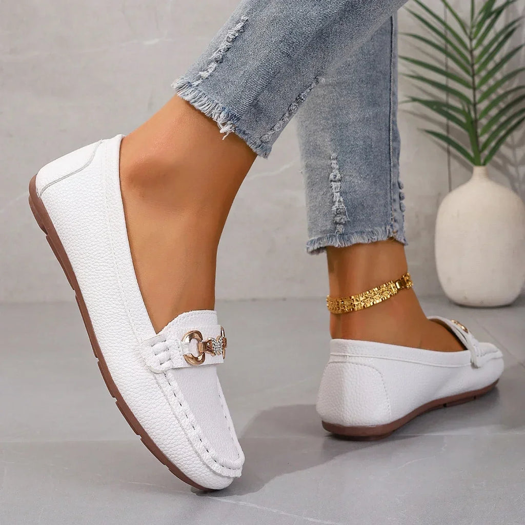 Mocasines elegantes para mujer con detalle de cadena de cristal