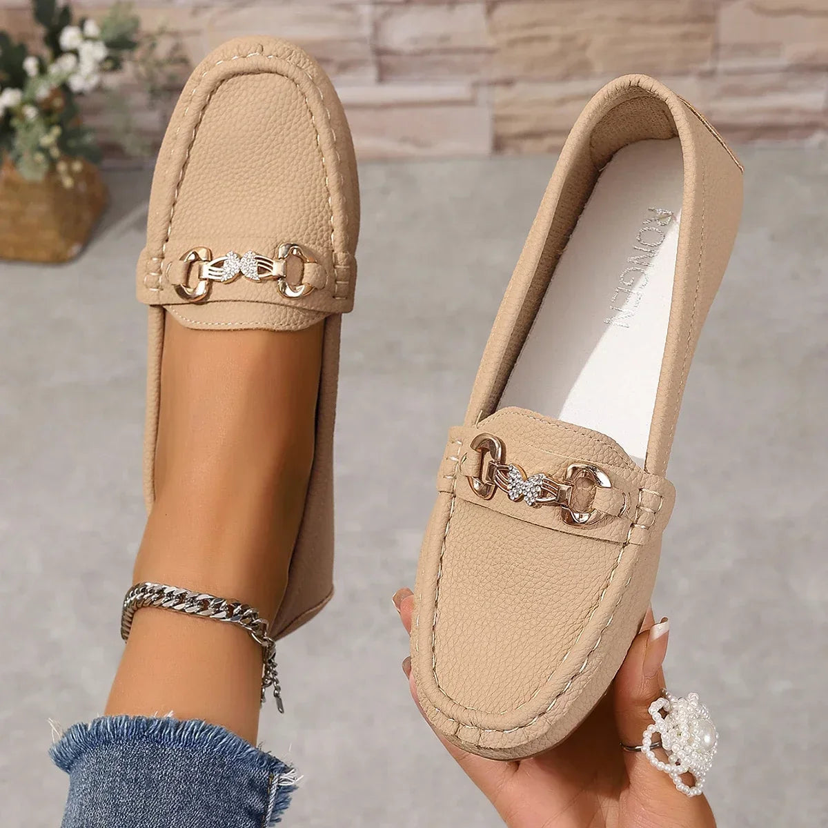 Mocasines elegantes para mujer con detalle de cadena de cristal
