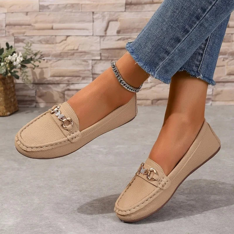 Mocasines elegantes para mujer con detalle de cadena de cristal