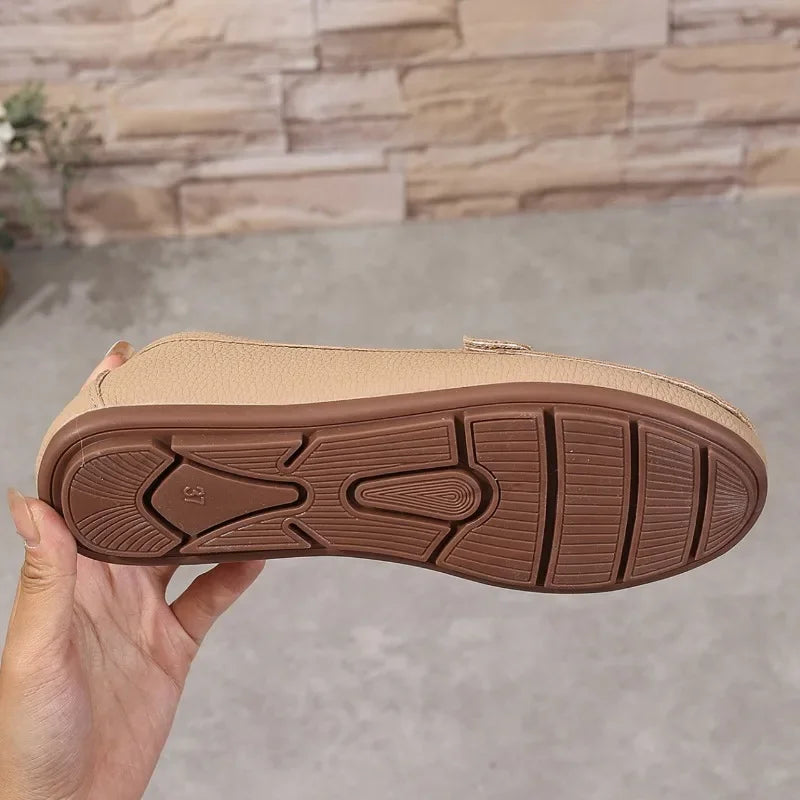 Mocasines elegantes para mujer con detalle de cadena de cristal