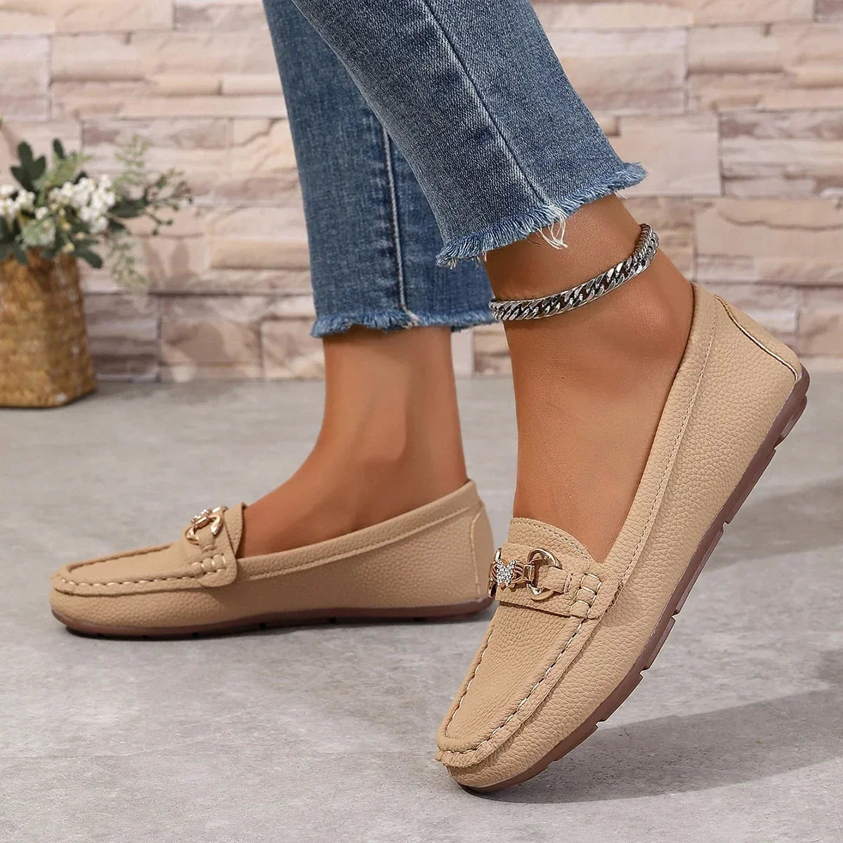 Mocasines elegantes para mujer con detalle de cadena de cristal