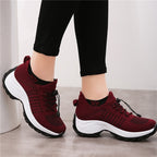 Zapatillas deportivas cómodas y con buen soporte para mujer, ideales para usar todo el día.