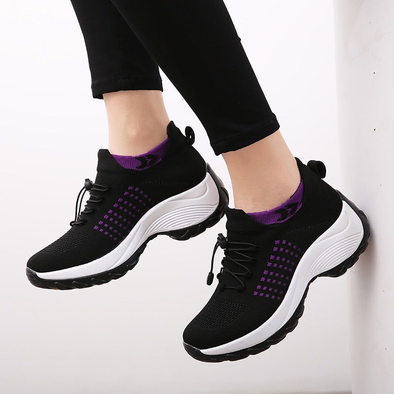 Zapatillas deportivas cómodas y con buen soporte para mujer, ideales para usar todo el día.