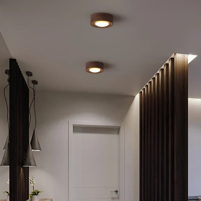 Lámpara de techo LED de madera con acabado en nogal y diseño redondo minimalista